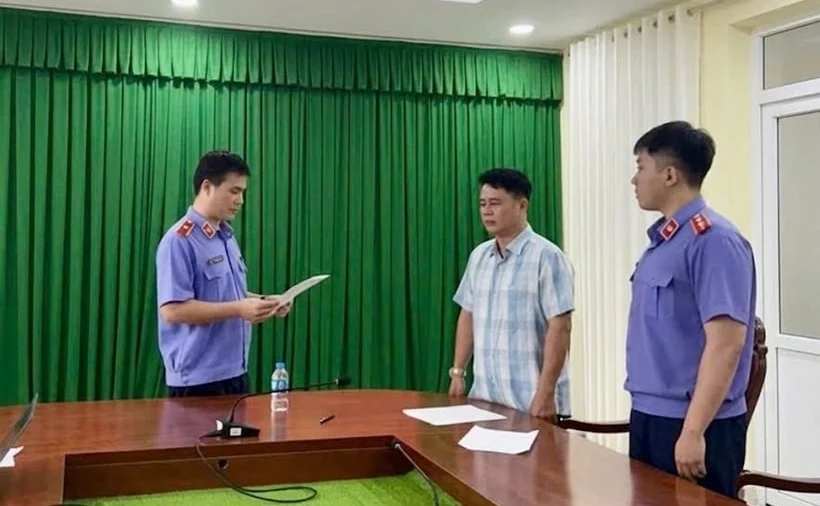 Vụ nữ sinh ở Vĩnh Long bị tông tử vong: 2 cựu cán bộ công an bỏ lọt tội phạm đối mặt hình phạt nào?